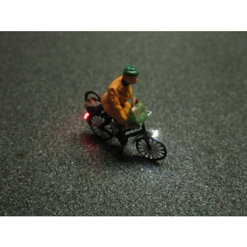 Fahrrad mit LED Beleuchtung H0 - alte Frau