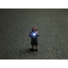 Fotograf mit LED Blitz Beleuchtung H0 - alte Frau
