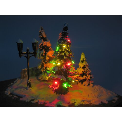 Weihnachtsbaum mit Schnee und Lichterkette gelb gr&uuml;n rot beleuchtet H0